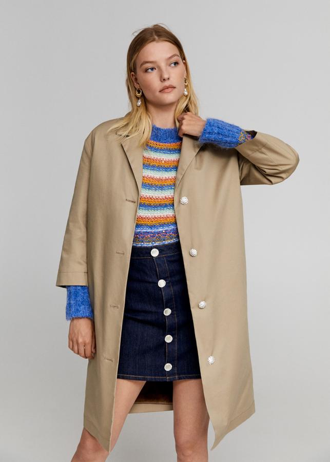 Este trech con chaleco desmontable y botones joya de la  nueva colección de Leandra Medine para Mango  (249.99 euros).