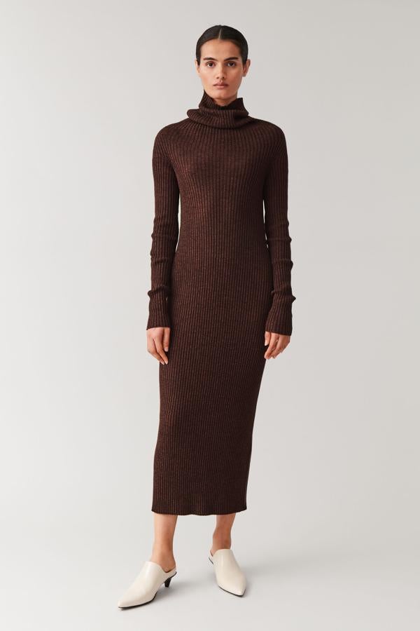 Este vestido midi de canalé en lana merino y alpaca de Cos (115 euros).