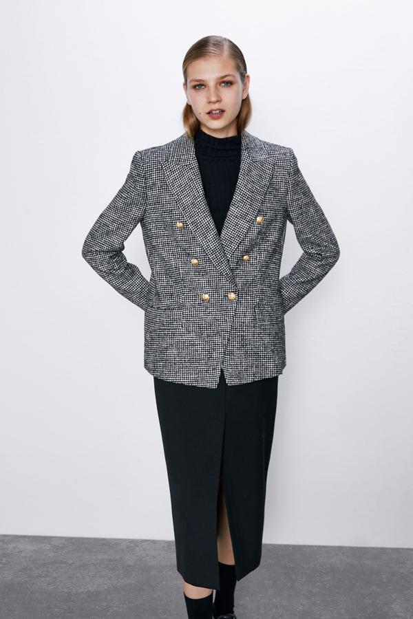 Esta blazer de pata de gallo y botones dorados de Zara (79,95 euros).