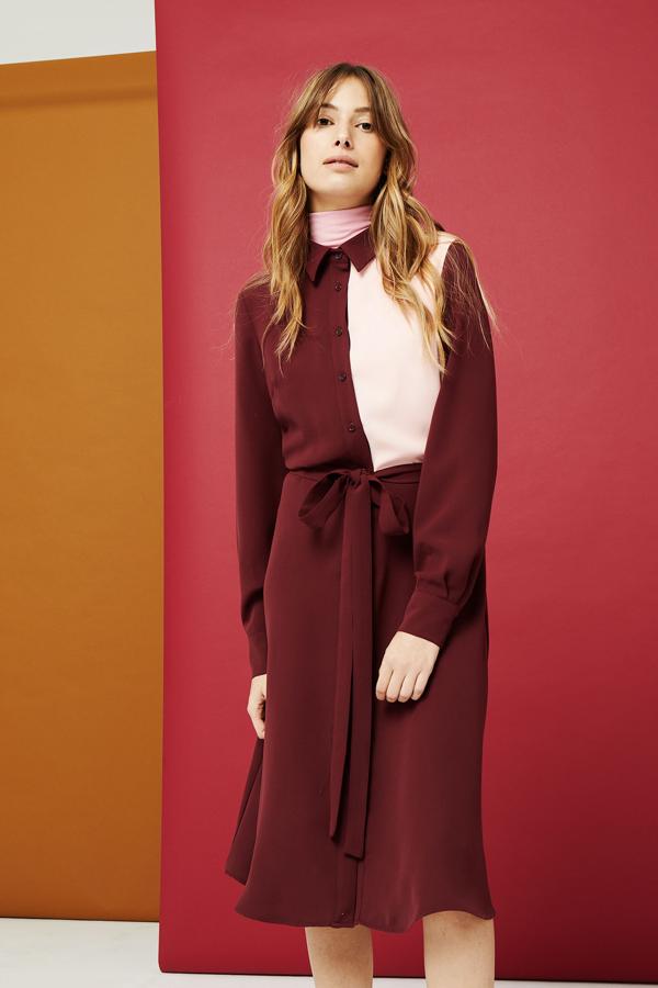 Este vestido camisero bicolor de Dolores Promesas. Cuesta 139,90 y en la firma harán un 25% de descuento tanto en web como en tienda física.