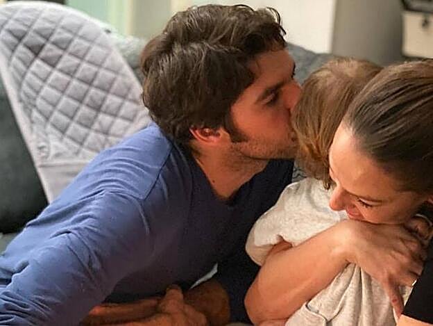 Eva González junto a su marido y su hijo en una imagen de su 39 cumpleaños.