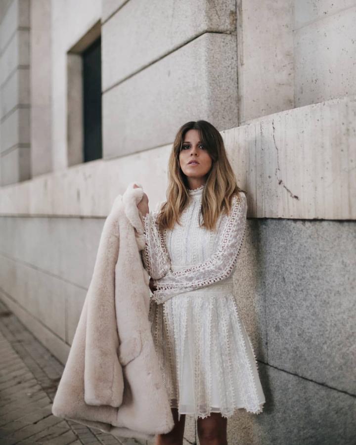 Ester Bellón escogió un minivestido blanco de encaje.