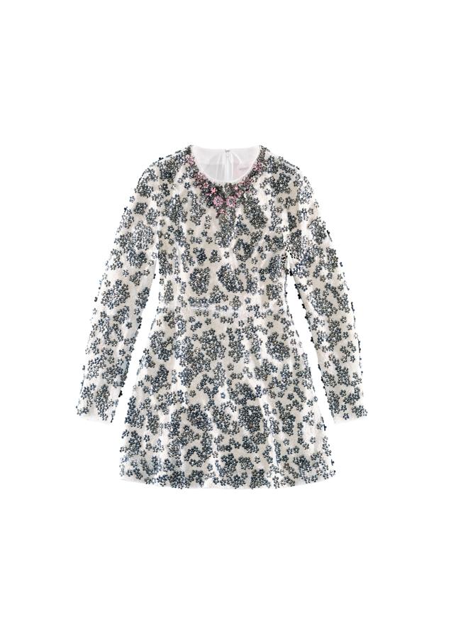 Vestido entallado corto en gasa bordada con adornos de cuentas y strass bordados a mano. Modelo de manga larga con cremallera oculta en los puños y falda de corte evasé.