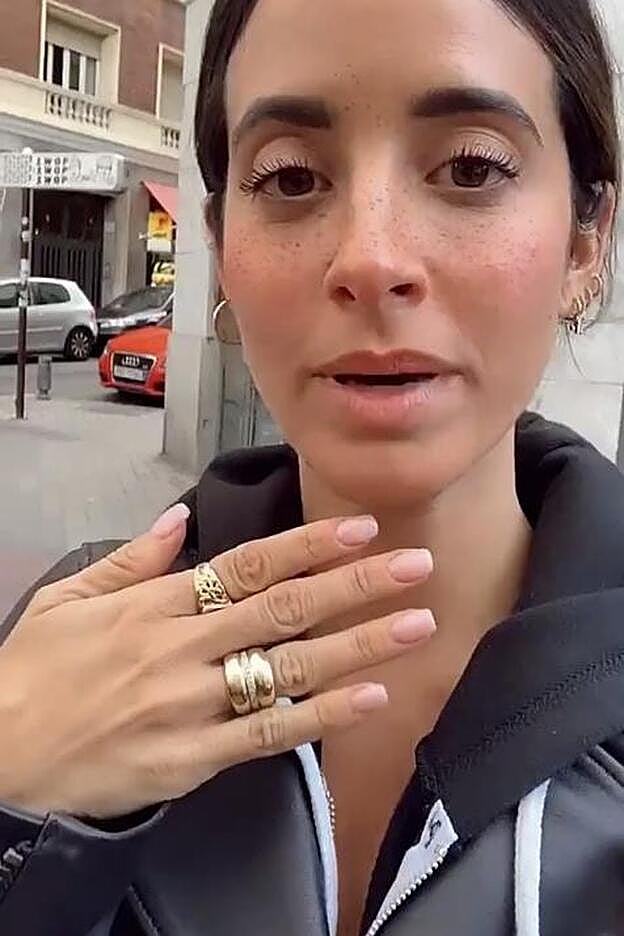 María Fernández-Rubíes muestra el resultado de su manicura natural.