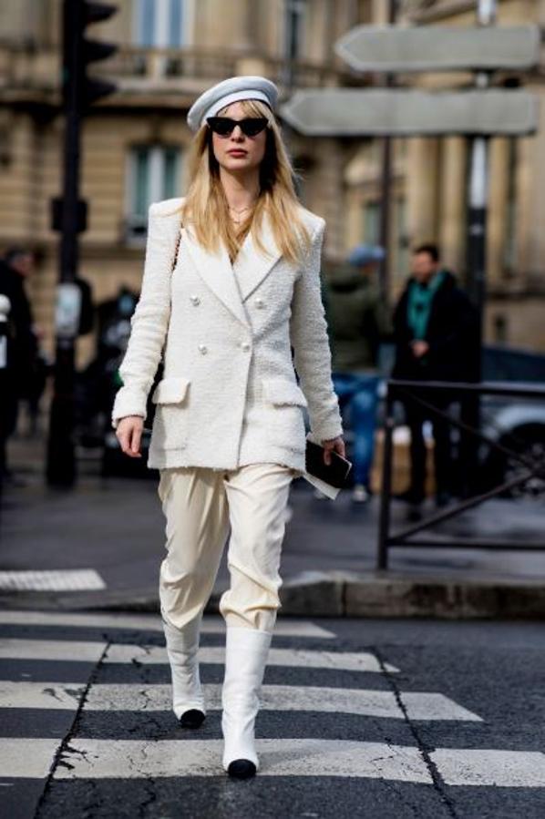 Aunque con traje es como mejor queda, se pueden llevar así, con un pantalón de vestir y una chaqueta de estilo Chanel. Y las botas bicolor le añaden un plus de estilo.