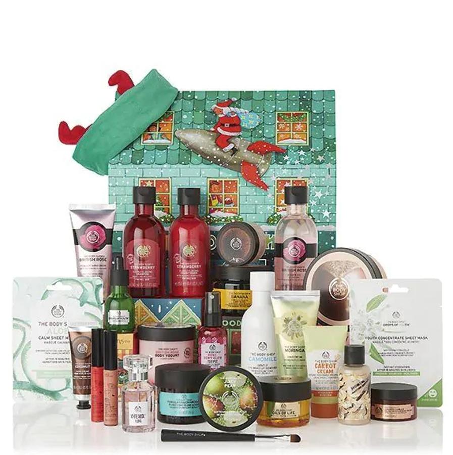 El formato premium de los tres calendarios de Adviento de The Body Shop está valorado en 291 euros y cuesta 140 euros. Incluye mascarillas, crema de coco, exfoliantes, crema de manos, desmaquillante y body yogurth entre más de una veintena de products que además vienen acompañados de una banda para el pelo de Reno, para que resguardes tu pelo mientras te aplicas los tratamientos.