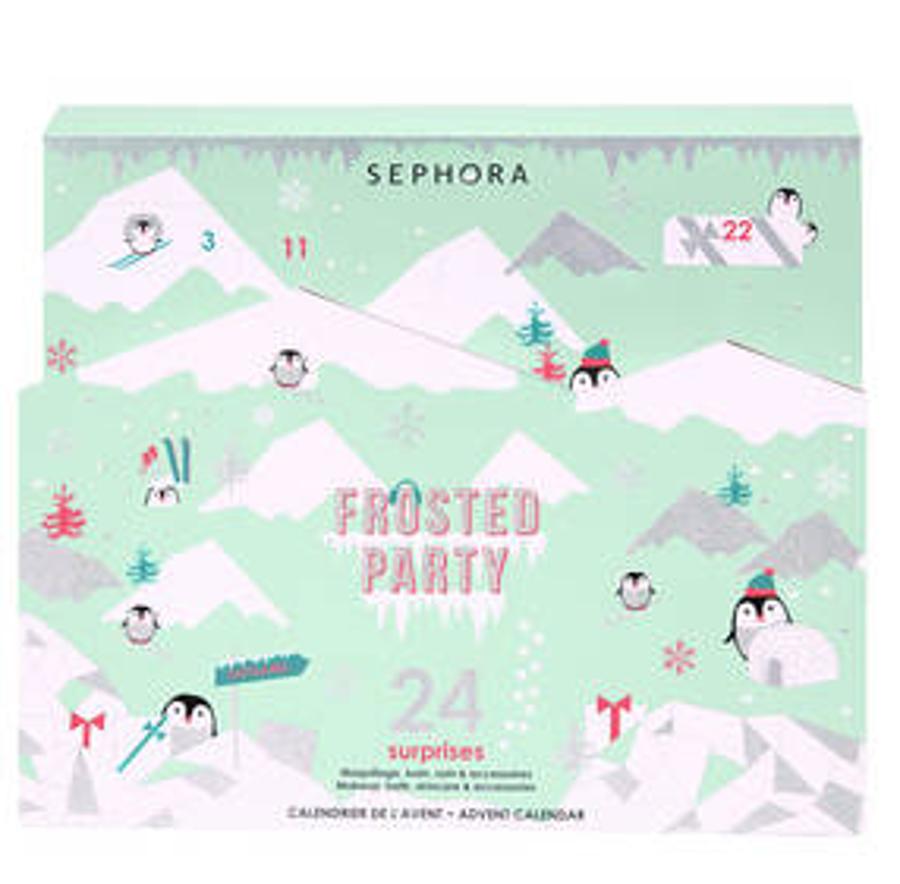 Sephora también es otra de las cadenas de cosméticos que optan por ofrecer varias versiones del calendario de Adviento beauty. Esta es la más barata, cuesta 23,95 euros, e incluye 24 sorpresas de maquillaje, baño, tratamiento y accesorios para descubrir cada día. Con abundancia de productos en formatos mini, también incluye parches y mascarillas para nariz y labios. Los pingüinos son los protagonistas de esta fiesta