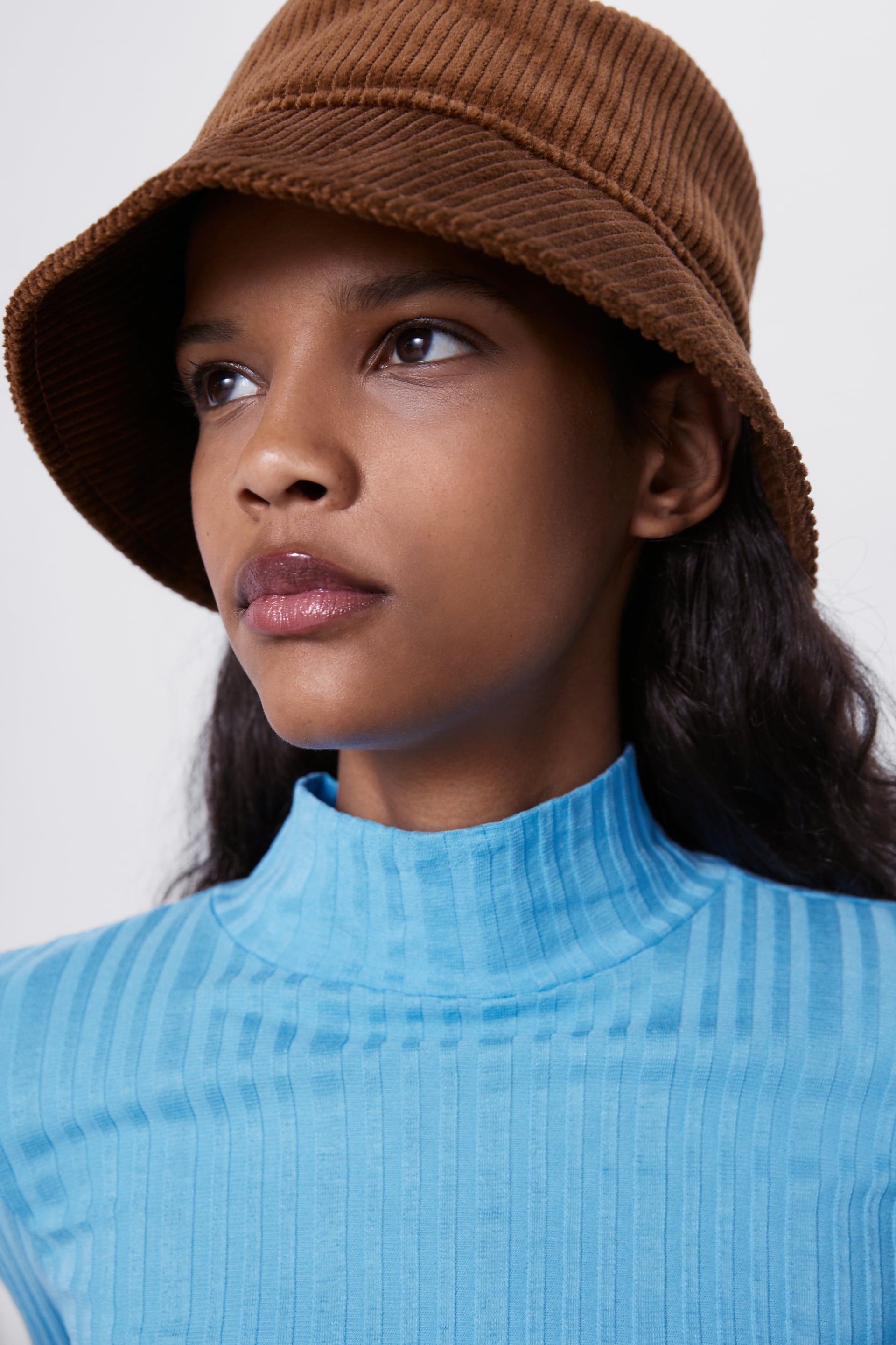 La pana ha vuelto y también ha llegado a estos simpáticos sombreros. Este de Zara cuesta 15,95 euros, está disponible en dos tallas, S y M, y tiene el interior de borreguillo.