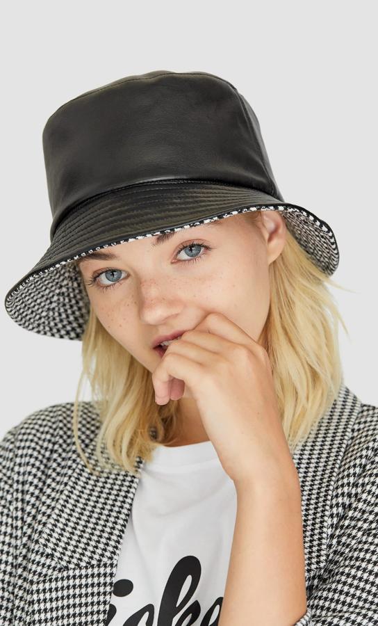 Negro para los días de lluvia, pata de gallo para los de sol. Con esta propuesta de Stradivarius tendrás dos sombreros en uno por 12,99 euros.