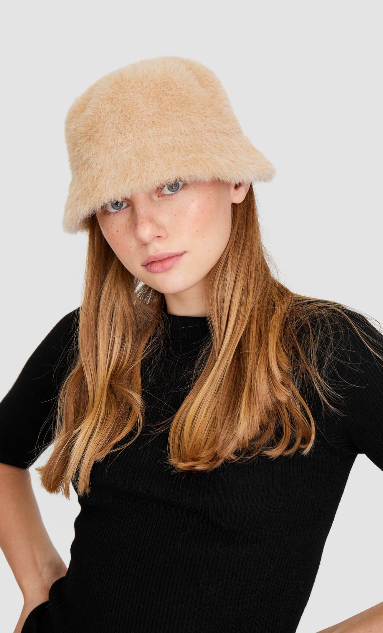 En Stradivarius podemos encontrar una de las versiones más elegantes de este gorro. Y también de las más baratas, ya que cuesta 9,99 euros. Es de pelo corto en color beige y tiene un aire retro que nos hace olvidar completamente sus orígenes pescadores.