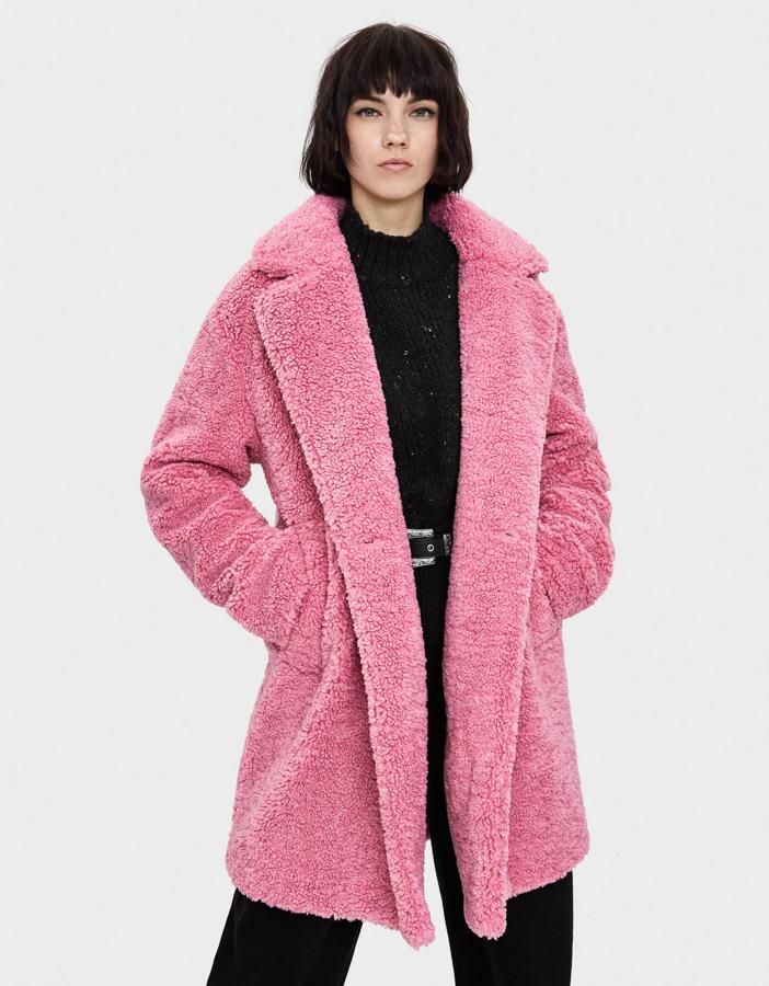 Si eres amante del color, no tienes que renunciar a llevar un abrigo de borreguito. Y la prueba está en este modelo de Bershka en un tono rosa chicle que nos encanta (49,99 euros).
