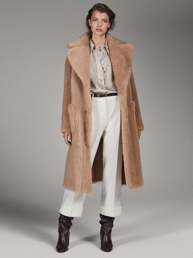 En Massimo Dutti apusestan por la mejor calidad en este abrigo reversible, con cuero por el otro lado. Es, sin duda, uno de los más bonitos de todos. Lo malo es que se nos sale de presupuesto (1.199 euros).