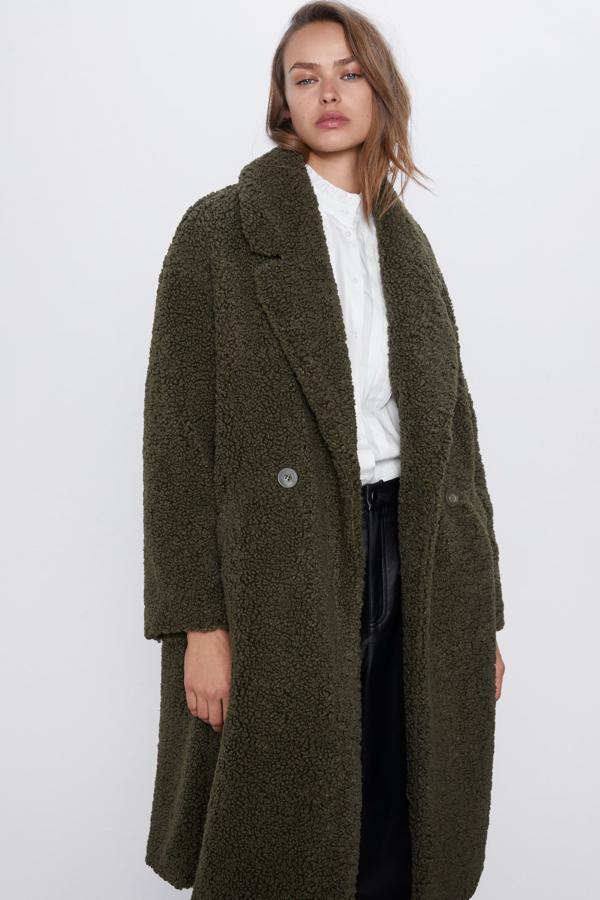 Si eres de verde militar, este abrigo es perfceto para ti. De Zara (69,95 euros).