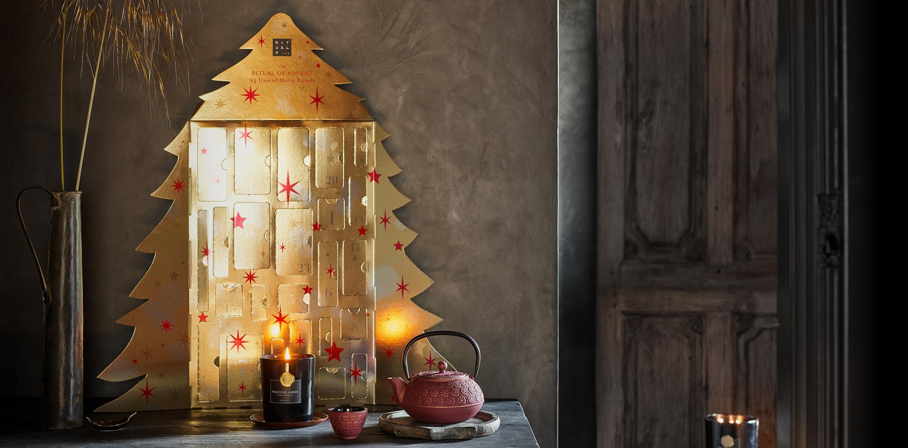 La versión más asequible del calendario de Adviento de Rituals es este elegante abeto dorado con 24 pequeñas puertas que nos dan acceso a otros 24 productos. Una selección que incluye jabones, lociones, máscaras y limpiadores por un valor de 118,45 euros, que está disponible por 59,90 euros. Para completar el lote, un par de velas y un guante exfoliante.