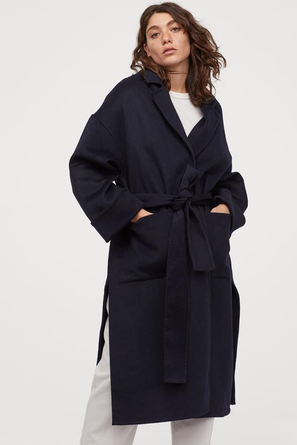 Abrigo tipo batín de H&M (99.99 euros).