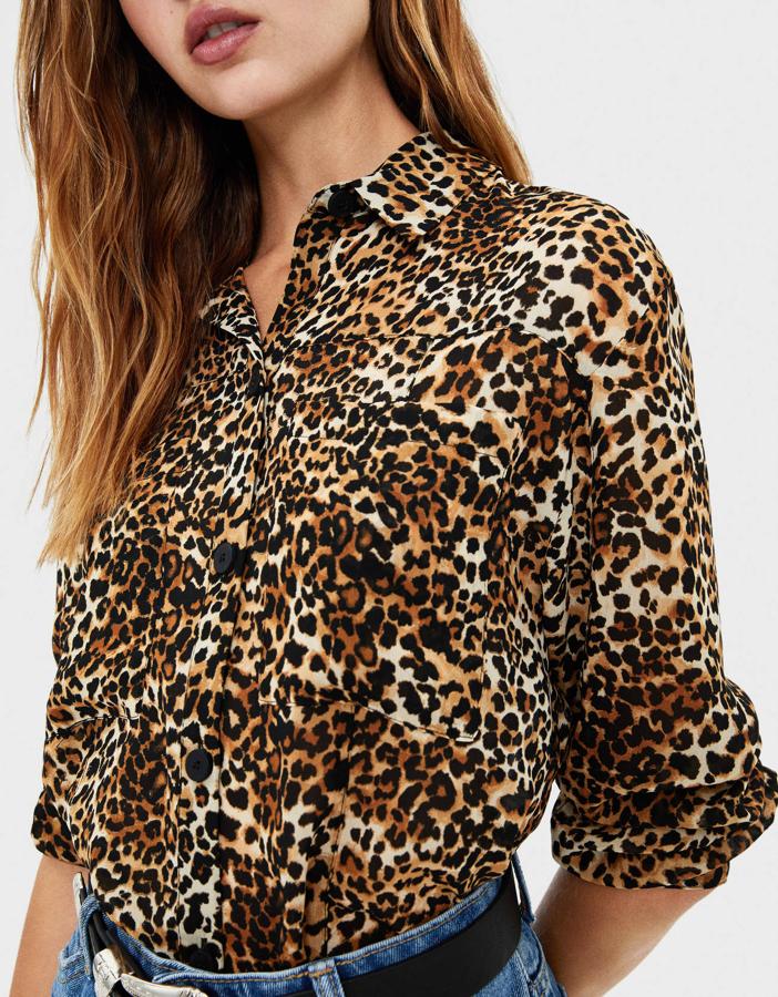 Si buscas un toque de elegancia para tus nuevos jeans, o quieres darle un toque salvaje a tu falda lápiz, esta camisa con estampado de leopardo está disponible entre las tallas XS y M.