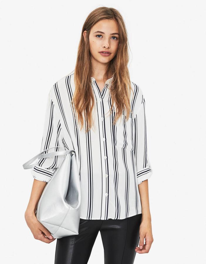 El diseño contrario al anterior, blanca con rayas verticales negras, en versión estrecha. El contrapunto cromático en los looks más oscuros, y la compañera ideal de tu minifalda cuando optes por un estilismo lleno de clase.