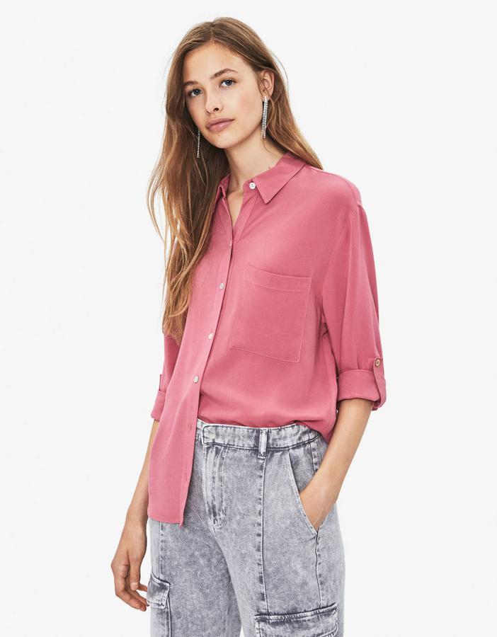 También con manga rolled-up, para cuando apriete la calefacción, tenemos la prenda en color rosa y con tacto suave. Otra opción en tono pastel para los estilismos más románticos. Solo queda en la talla XS.