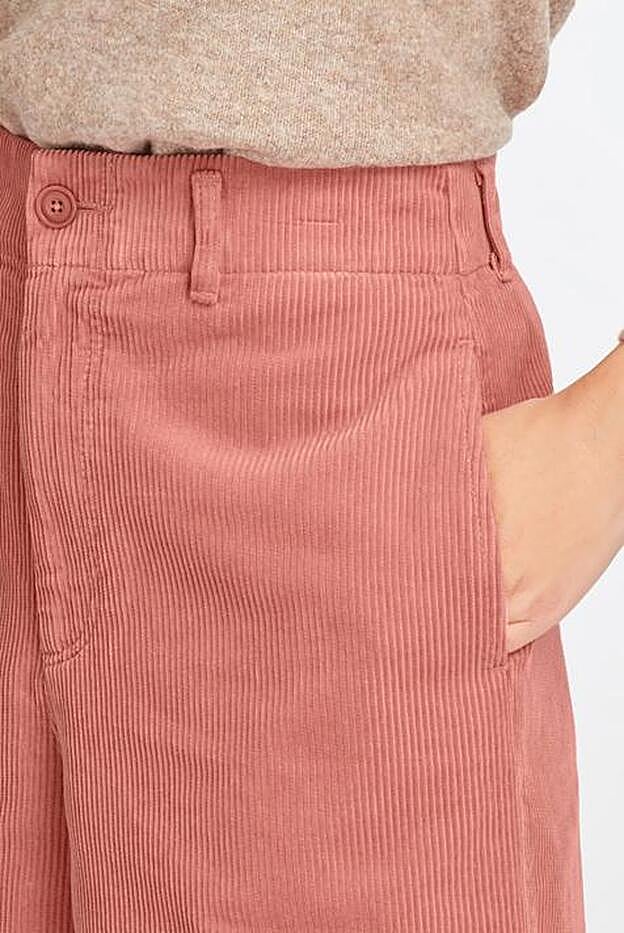 Detalle del pantalón culotte en rosa palo.
