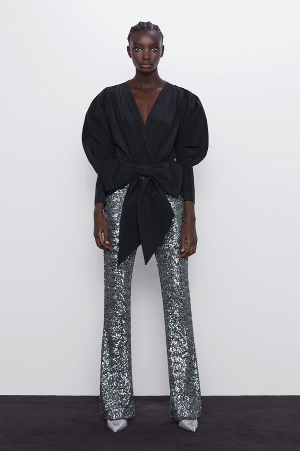 Legging de tiro alto con cintura elástica y aplicación lentejuelas combinadas a tono. Lleva el bajo acabado en línea evasé (39,95 euros).