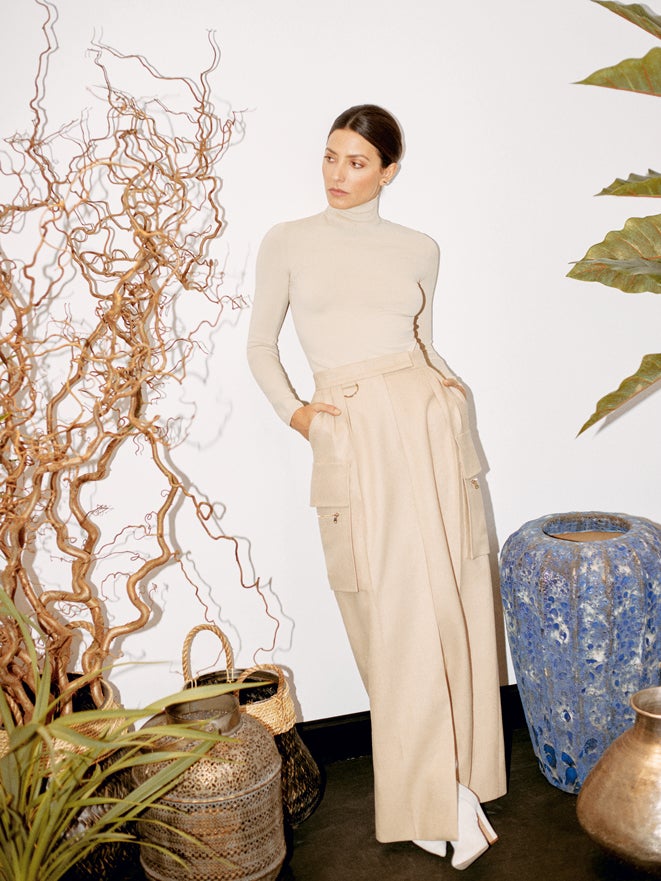 Jersey de cuello alto y falda larga de Max Mara. Las botas de ante son de Manolo Blahnik.