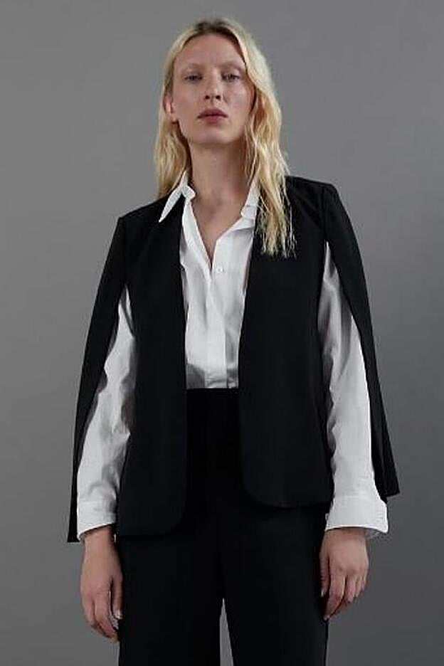 Esta es la capa de Zara que ha llevado la reina Letizia y que aún está disponible en todas las tallas.