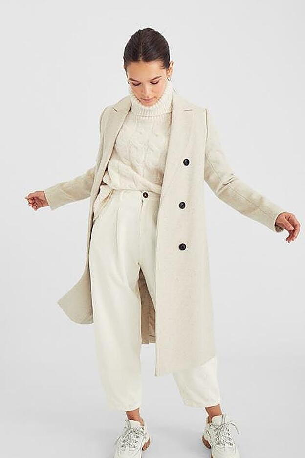 En camel está agotado en todas las tallas pero en blanco y azul aún queda en M y en S.