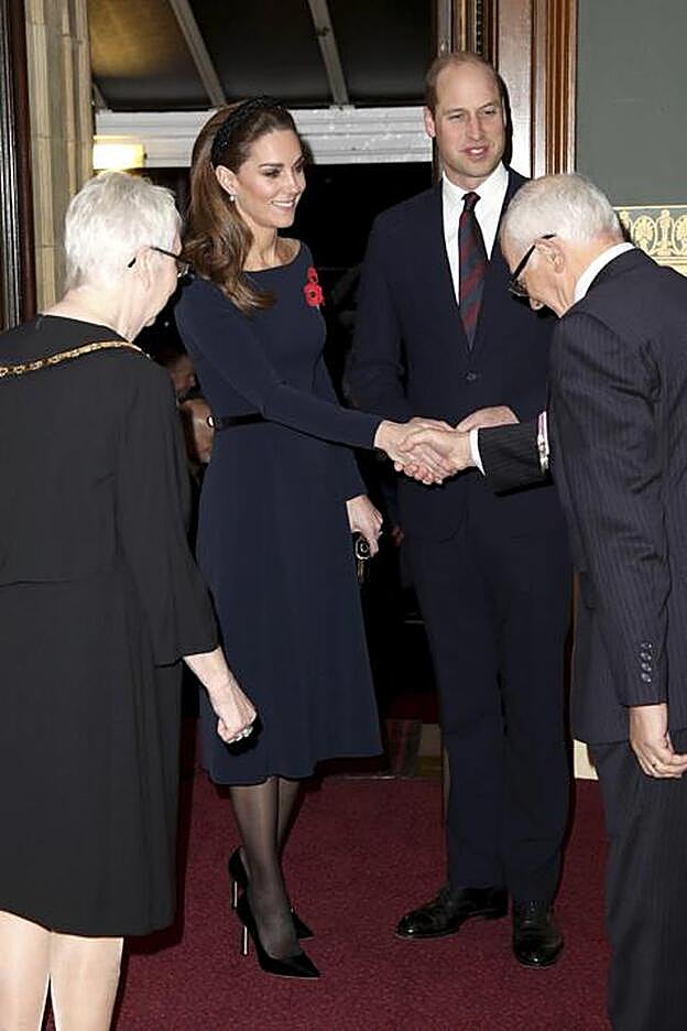 Kate Middleton llevó un sencillo vestido azul marino pero lo que más nos ha gustado de su look ha sido la diadema joya.