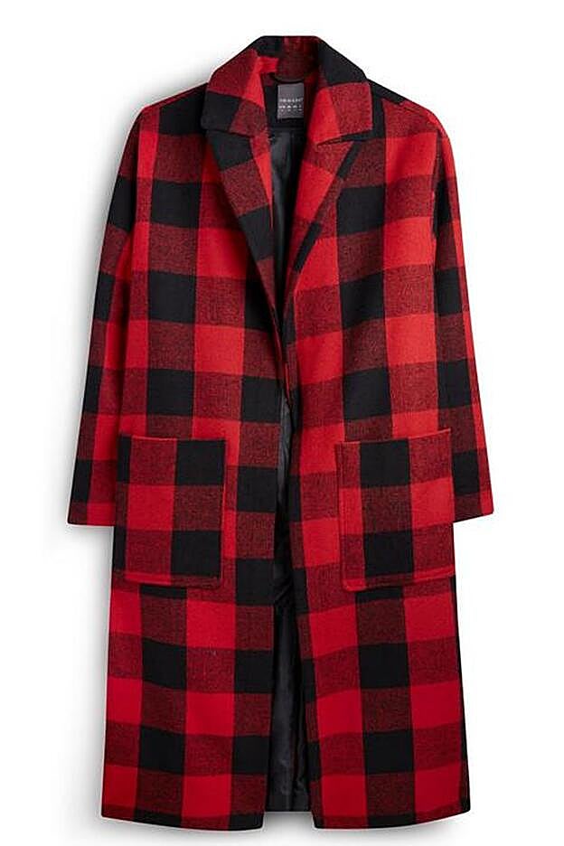 El abrigo que llleva Paula Echevarría es de Primark y cuesta 40 euros.