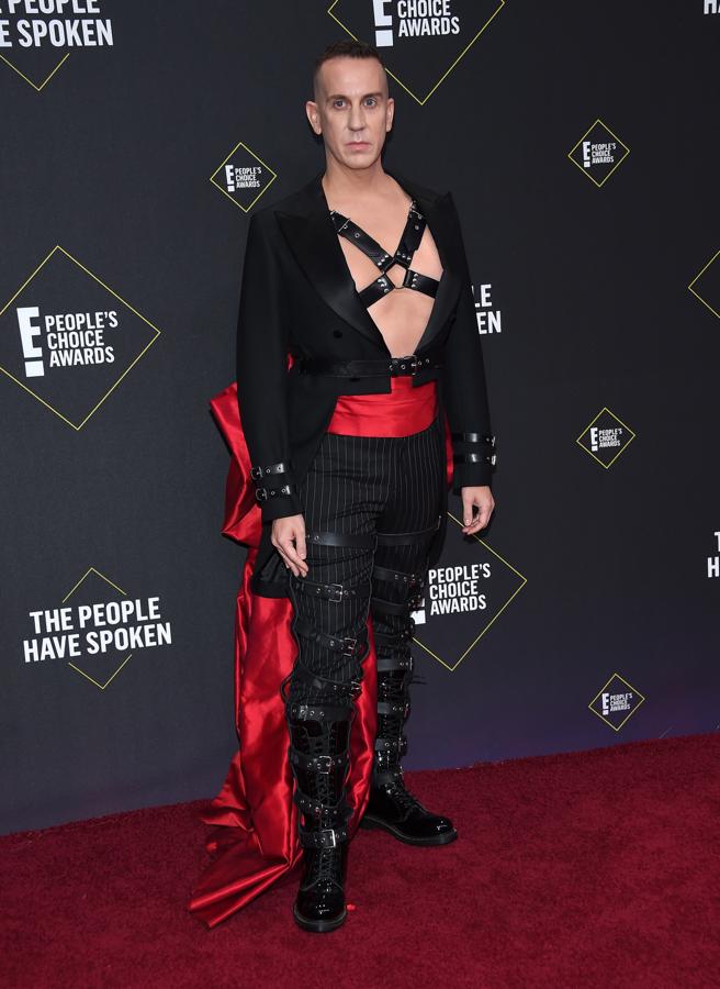 El diseñador y director creativo de Moschino Jeremy Scott lució este original diseño propio.