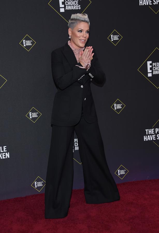La cantente Pink, otra de las protagonistas de la noche, también optó por un traje de chaqueta negro con pantalón palazzo y blazer larga que combinó con una blusa nude con cuello fruncido.