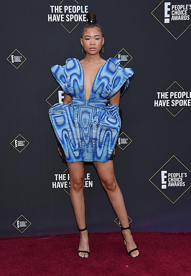 La actriz de Euphoria escogió este original y colorido diseño de Iris van Herpen.