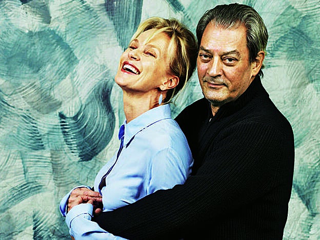 Con su marido, el escritor Paul Auster, con el que vive en Brooklyn. Ella dice que se enamoró de Auster al instante; él, que lo suyo fue más lento: tardó 10 minutos.