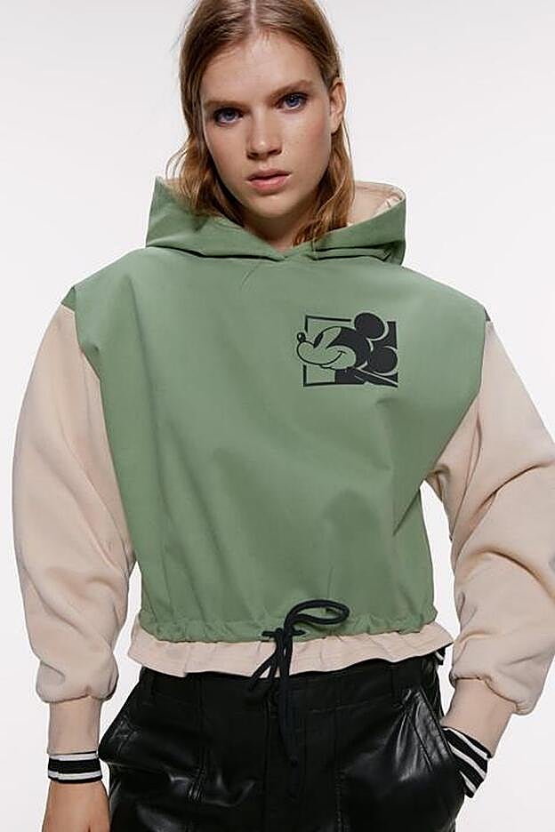 Suadera de Mickey Mouse de Zara (39,95 euros).