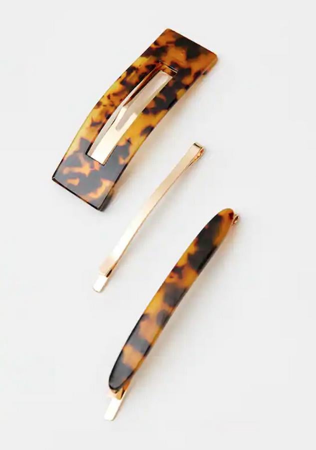 Para las amantes de los tonos dorados y el estampado animal, Pull & Bear tiene este set de tres horquillas con dos versiones en carey y una en dorado. Cuesta 5,99 euros.