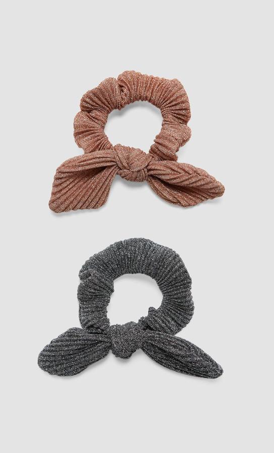 Negro y rosa pastel metalizados para este set de coleteros plisados de Stradivarius que cuestan 5,99 euros.