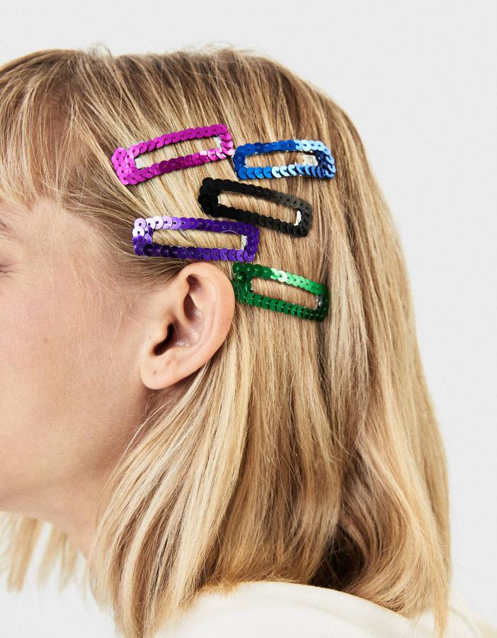 Los accesorios también se suben al carro de las lentejuelas y en Bershka puedes encontrar este pack de cinco colores por 4,99 euros. Te van a sacar de más de un apuro.