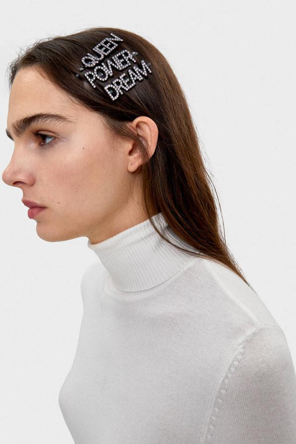Si no te conformas con los mensajes en las camisetas, en Bershka tienes dos set de pasadores de pelo por 5,99 euros y con tres palabras cada una. Por un lado “dream”, “power y “queen”, por otro, “heaven”,”baby” y “angel”. Ambas son de strass y están entre los accesorios más vendidos de la firma.