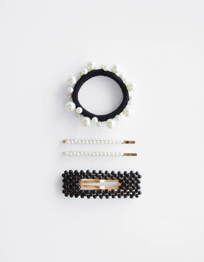 Para aquellas que quieren un todo en uno, Bershka tiene este set de pinza, horquillas y goma adornadas con perlas en blanco y negro. Cuesta 6,99 euros.