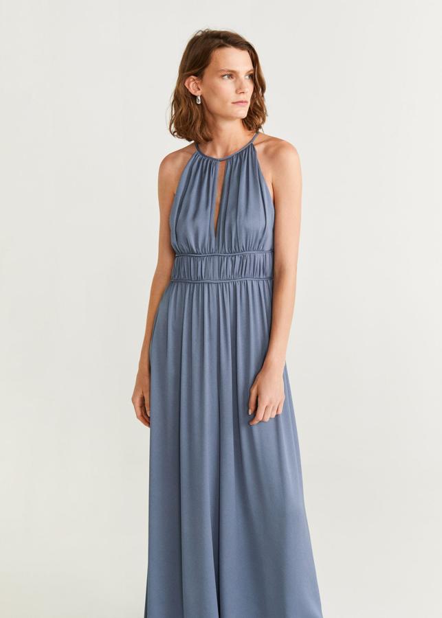 También está disponible en negro pero no nos hemos resistido a añadir esta nota de color, gris, que también confía en el cuello halter. Exclusivo online, tiene la cintura fruncida y la pata recta en tamaño oversize. Cuesta 59,99 euros.