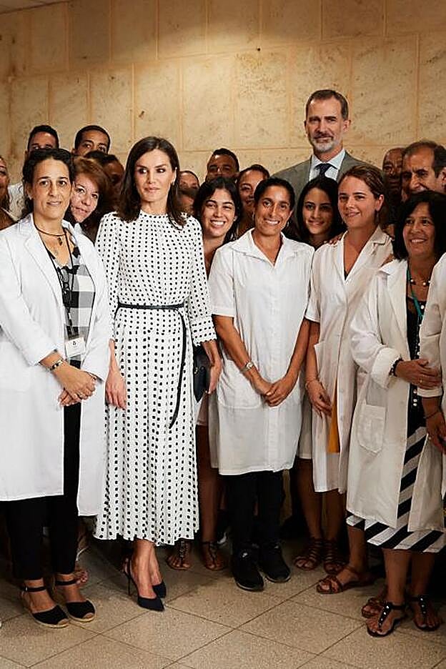 La Reina ha repetido vestido de Massimo Dutti en su visita a santiago dentro del viaje oficial a Cuba de los Reyes.