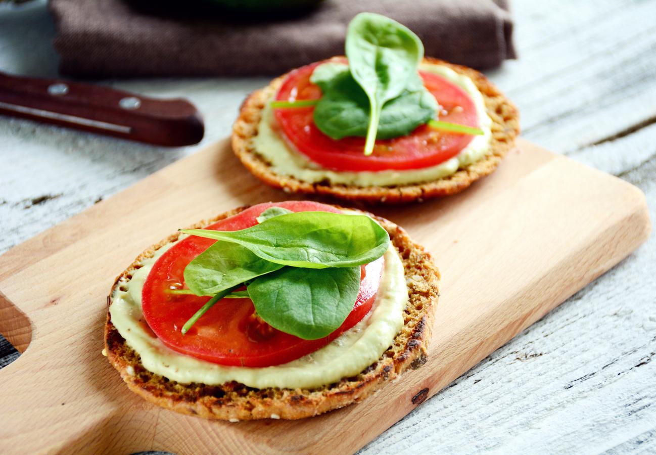 Si eliges buenos ingredientes un bocadillo puede resultar en una excelente opción. Opta por un tipo de pan con el mayor porcentaje posible de harina integral y apuesta por el aguacate, los espárragos, el pepino, pavo, salmón, tomate, cebolla…