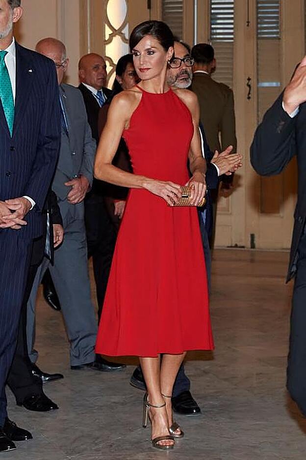 La Reina Letizia repetía vestido rojo en La Habana.