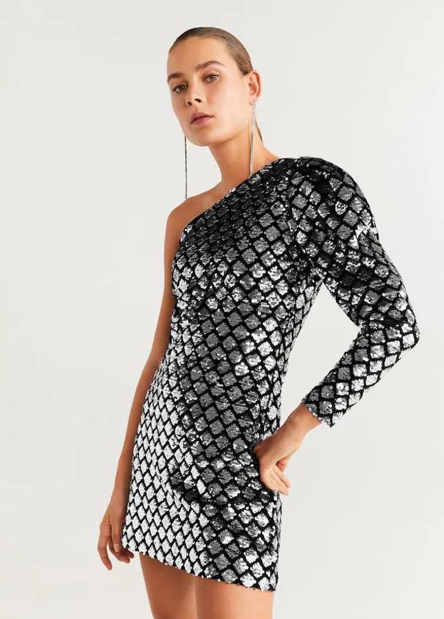 Vestido de lentejuelas plateadas y escote asimétrico de Mango (79,99 euros).