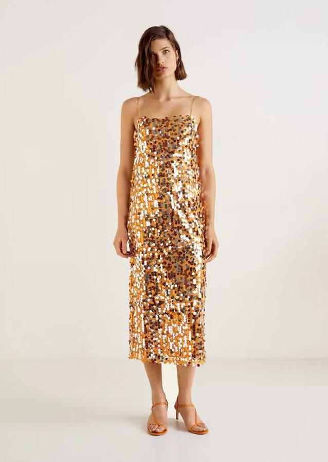 Vestido de lentejuelas de corte recto y midi en tonos naranjas de Mango (59,99 euros).