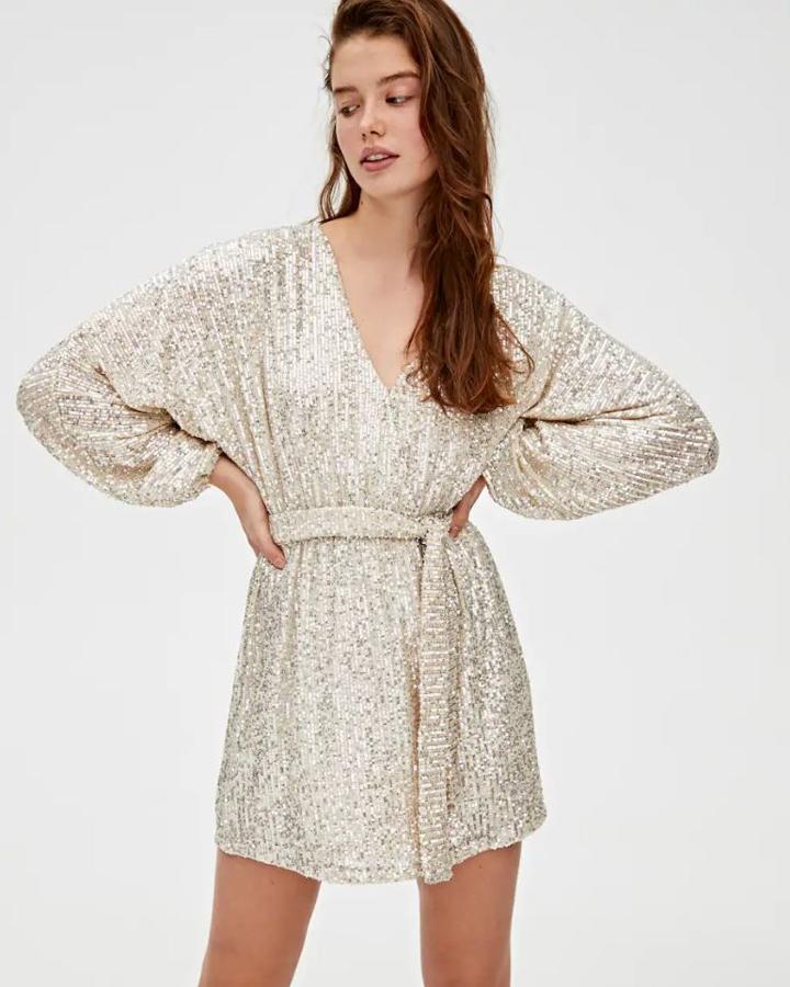 Vestido de lentejuelas plateado con cinturón de Pull&Bear (29,99 euros).