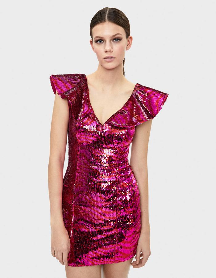 Vestido de lentejuelas rosa con volante de Bershka (45,99 euros).