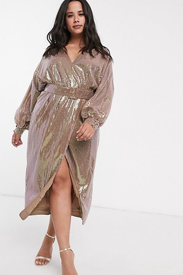 Espectacular vestido bordado totalmente de lentejuelas doradas, en Asos.