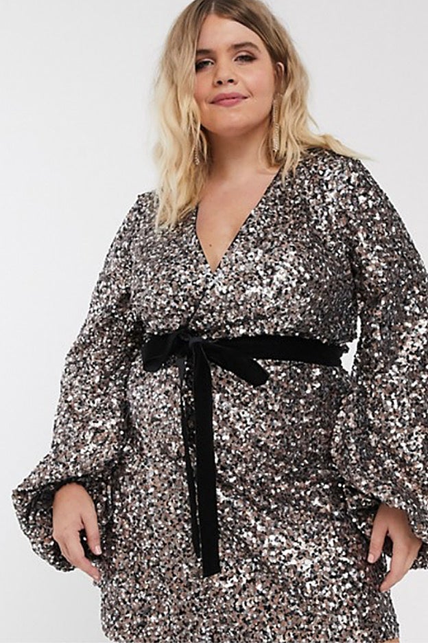 Vestido corto de lentejuelas con lazo negro a la cintura de Asos Design Curve.