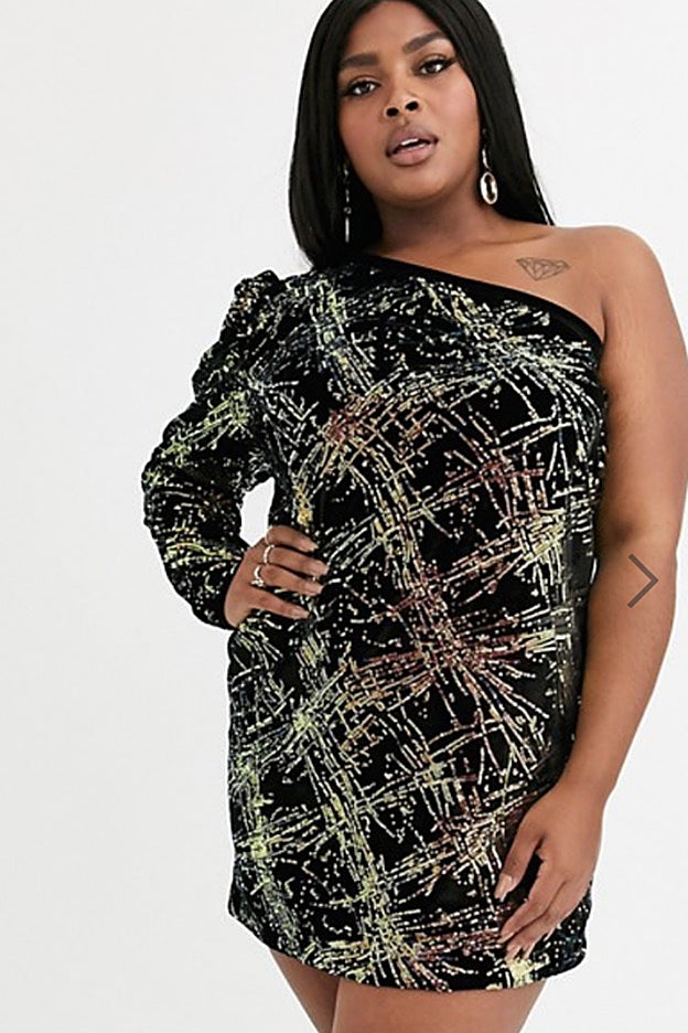 Vestido de terciopelo con bordados de lentejuelas de Flounce London Plus.